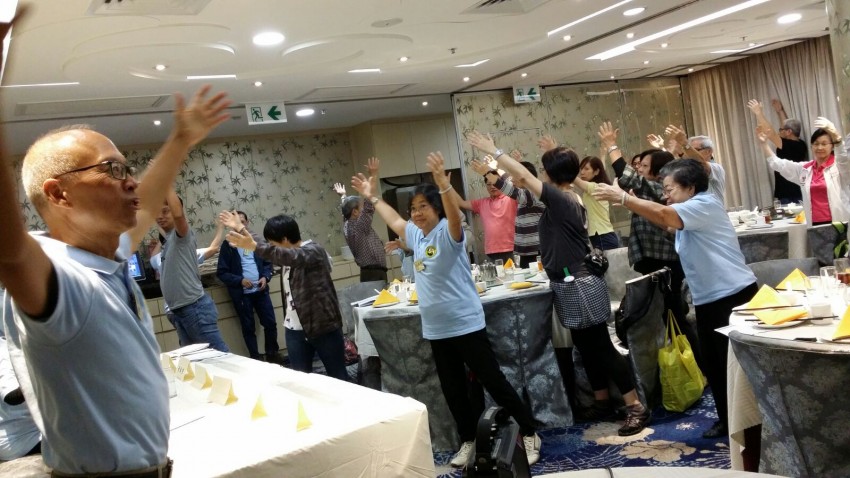 會後陳主席帶出席者練「大雁心功」