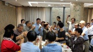 大會筵開四席，大家開懷暢飲。
